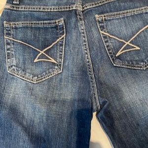 Woman’s Jenna Cinch jeans size 29/7 XXL